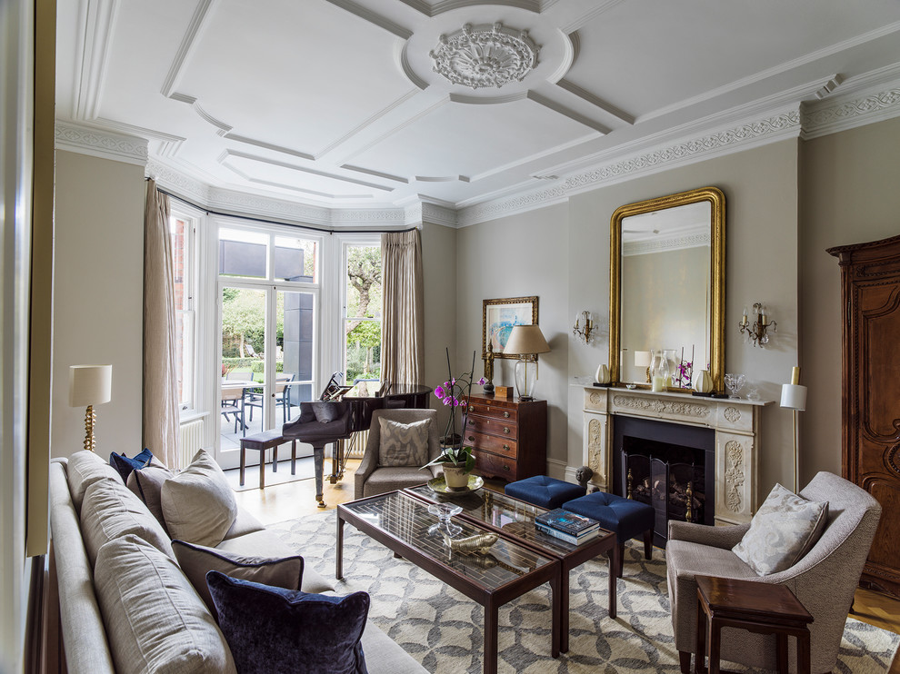 Großes, Abgetrenntes Klassisches Wohnzimmer mit beiger Wandfarbe, hellem Holzboden und beigem Boden in London