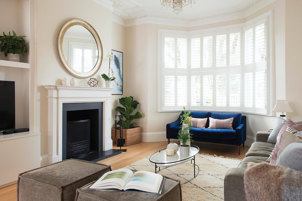 Mittelgroßes, Abgetrenntes Klassisches Wohnzimmer mit beiger Wandfarbe, hellem Holzboden, Kamin, beigem Boden und Multimediawand in London