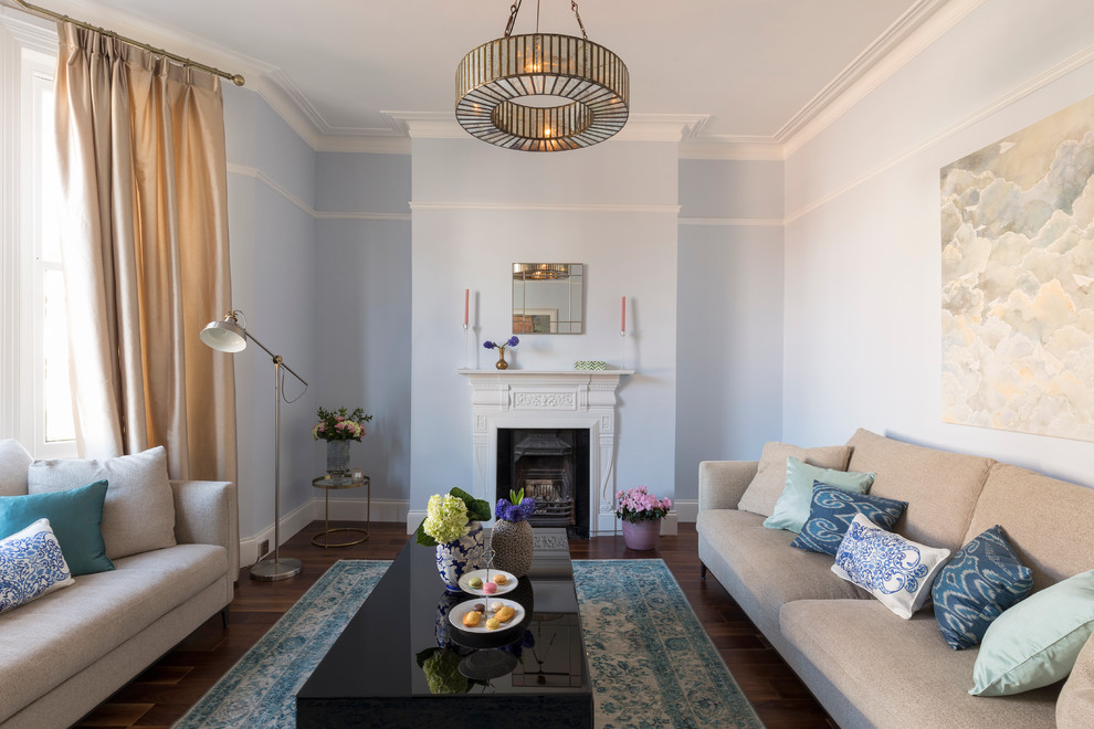 Immagine di un grande soggiorno boho chic chiuso con sala formale, pareti blu e pavimento in legno massello medio