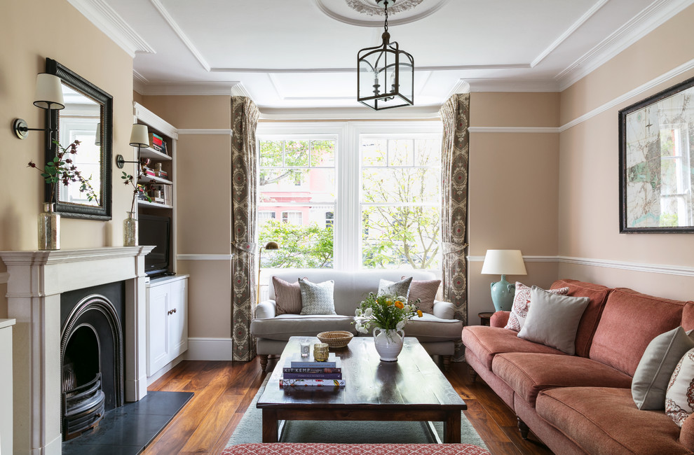 Abgetrenntes, Repräsentatives Klassisches Wohnzimmer mit Multimediawand, brauner Wandfarbe, dunklem Holzboden, Kamin, Kaminumrandung aus Metall und braunem Boden in London