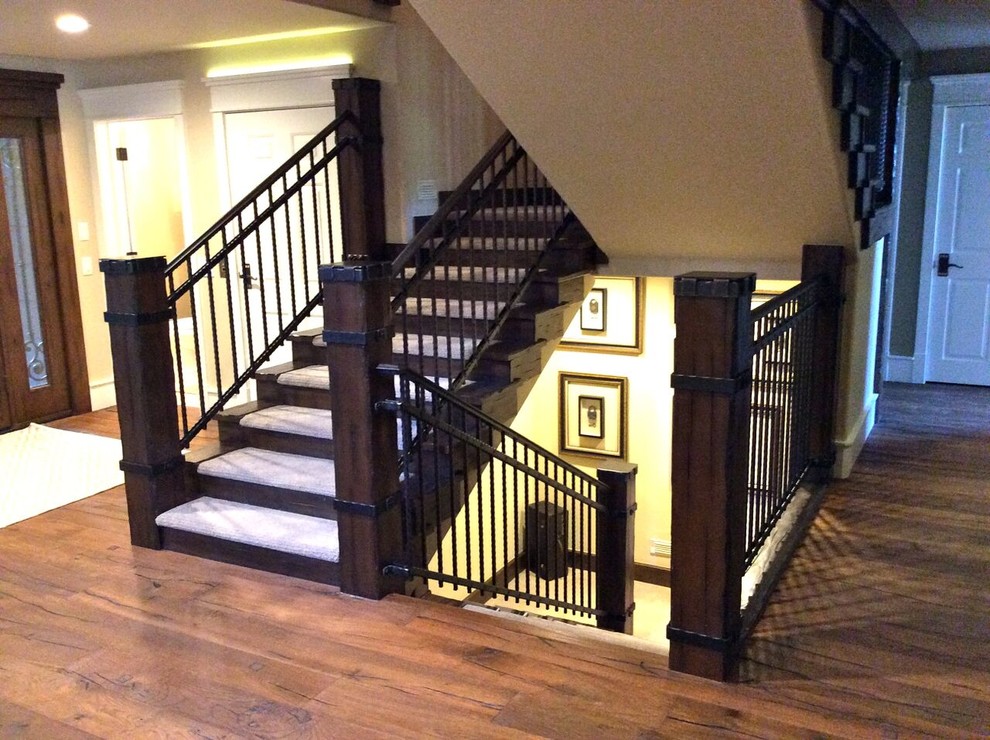 Идея дизайна: лестница среднего размера в классическом стиле