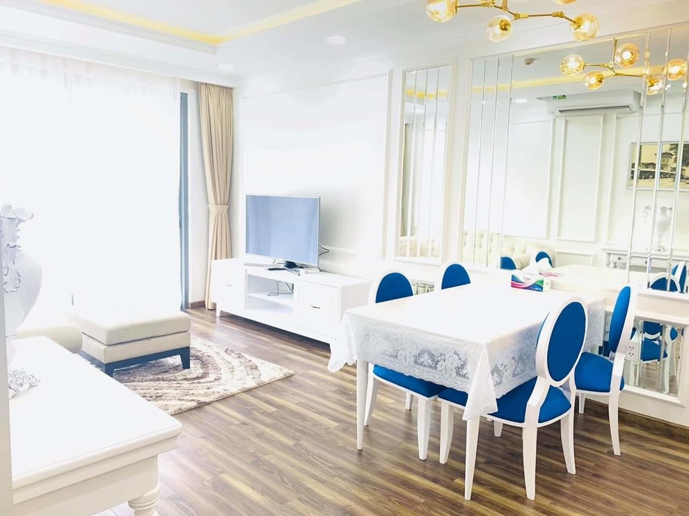 Exemple d'un salon asiatique de taille moyenne et ouvert avec une salle de réception, un mur blanc, parquet en bambou, une cheminée ribbon, un manteau de cheminée en brique, un téléviseur fixé au mur et un sol blanc.