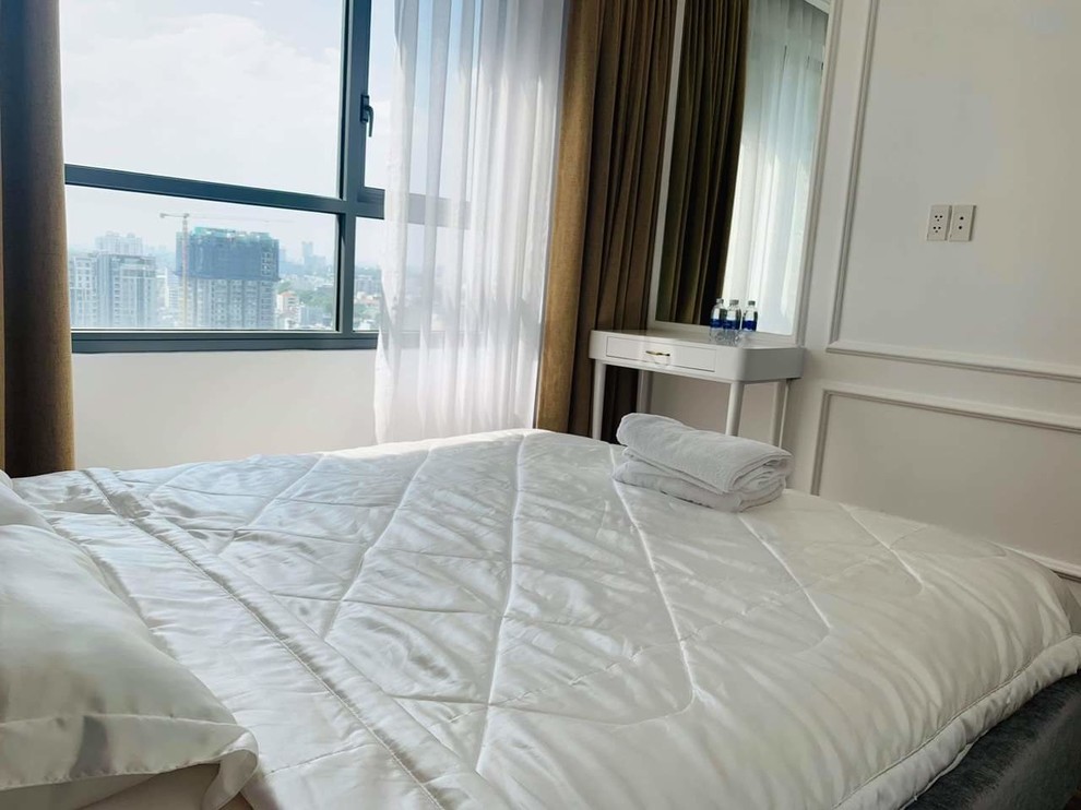 На фото: спальня среднего размера в восточном стиле с белыми стенами, полом из бамбука, горизонтальным камином, фасадом камина из кирпича и белым полом