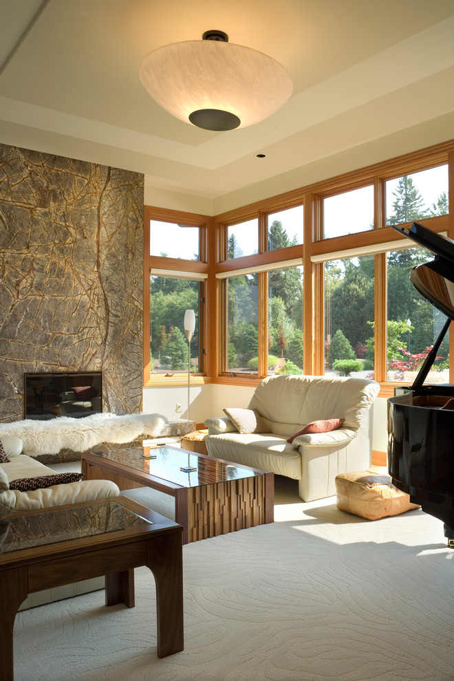 Eklektisches Wohnzimmer mit Kaminumrandung aus Stein in Portland