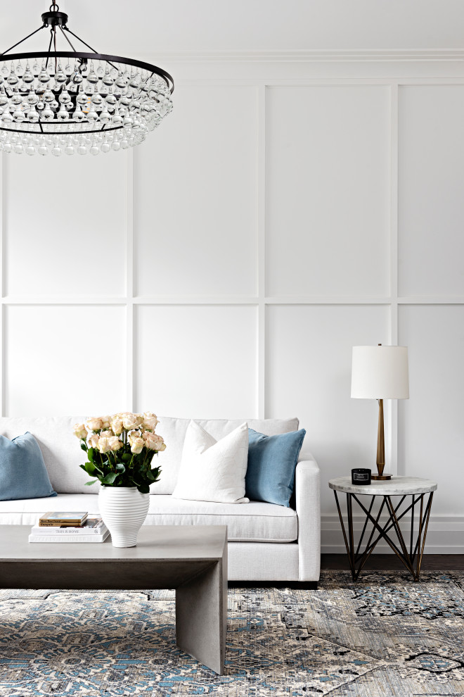 Großes, Repräsentatives Klassisches Wohnzimmer mit weißer Wandfarbe, dunklem Holzboden, braunem Boden und Wandpaneelen in Toronto