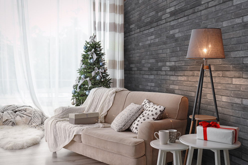 Mittelgroßes Modernes Wohnzimmer mit grauer Wandfarbe, Laminat, Kaminumrandung aus Stein, beigem Boden und Ziegelwänden in Sonstige