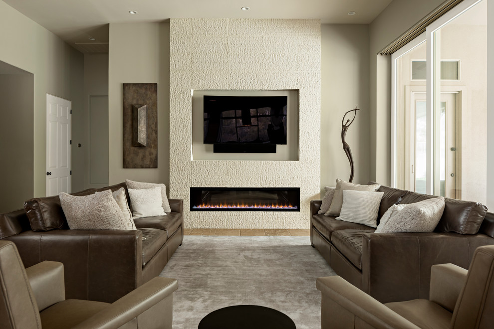 Exempel på ett mellanstort modernt allrum med öppen planlösning, med grå väggar, travertin golv, en väggmonterad TV, beiget golv och en bred öppen spis