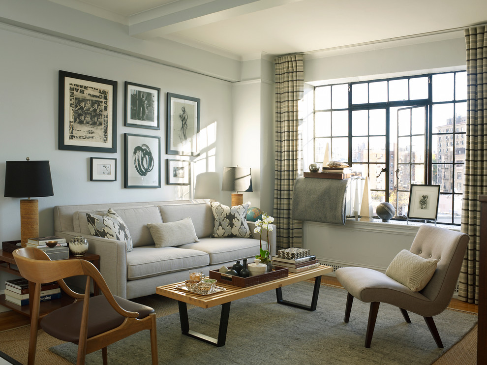 Стильный дизайн: гостиная комната в стиле неоклассика (современная классика) с белыми стенами и паркетным полом среднего тона - последний тренд