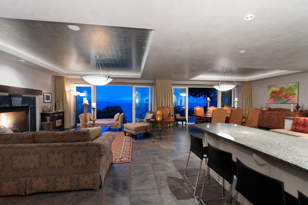 Пример оригинального дизайна: парадная, открытая гостиная комната среднего размера в современном стиле с серыми стенами, полом из сланца, стандартным камином и фасадом камина из плитки