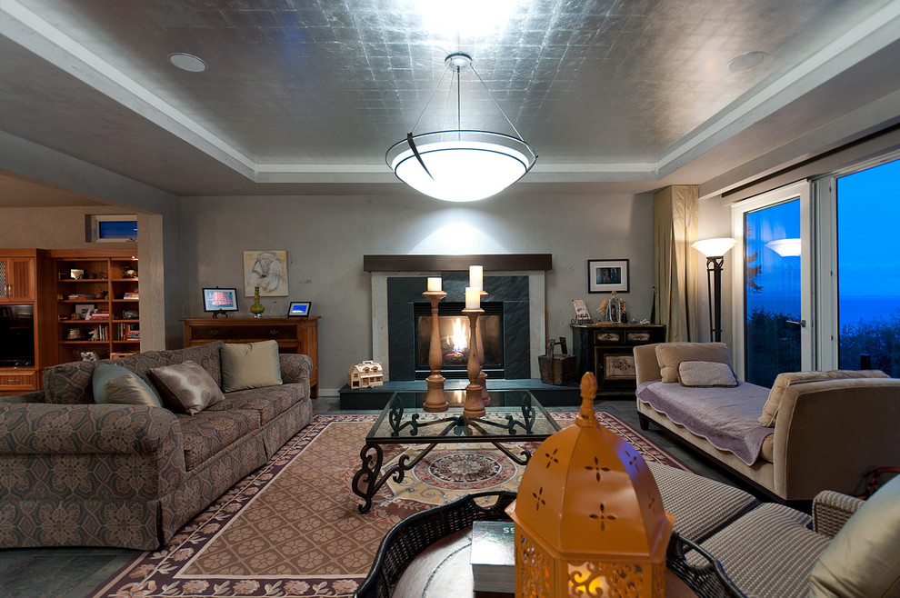 Идея дизайна: парадная, открытая гостиная комната среднего размера в современном стиле с серыми стенами, полом из сланца, стандартным камином и фасадом камина из плитки