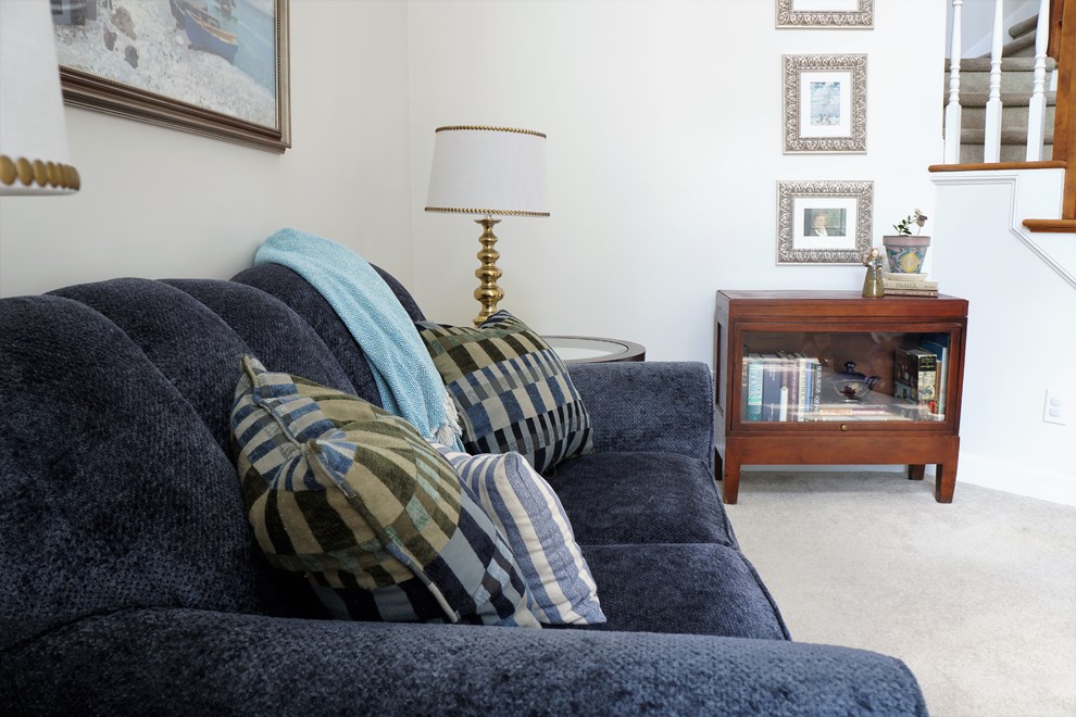 ローリーにある低価格の小さなトランジショナルスタイルのおしゃれなリビング (グレーの壁、カーペット敷き、暖炉なし、テレビなし、茶色い床) の写真