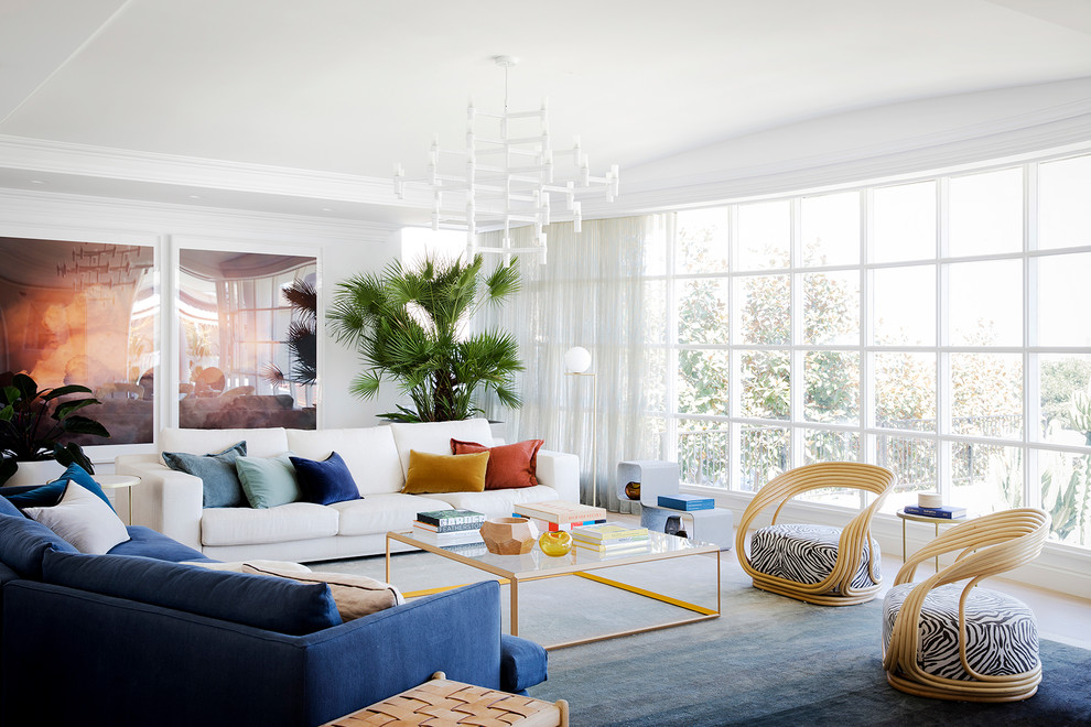 Modernes Wohnzimmer mit weißer Wandfarbe, hellem Holzboden und braunem Boden in Sydney