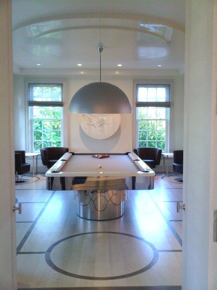 Пример оригинального дизайна: гостиная комната в стиле модернизм с бильярдным столом