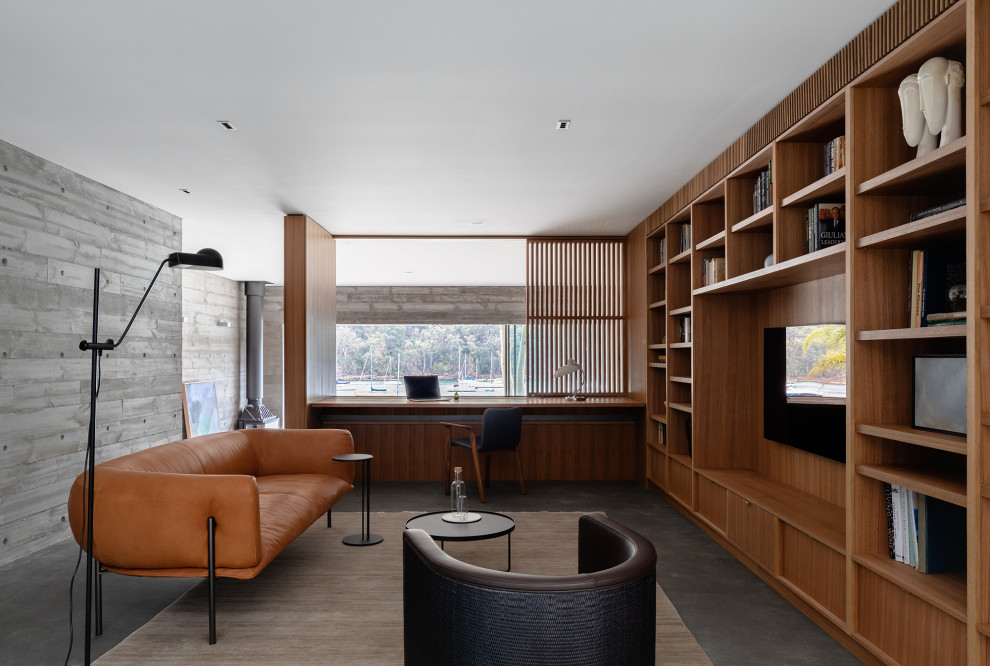 На фото: гостиная комната среднего размера в современном стиле с бетонным полом, угловым камином, фасадом камина из бетона, серым полом, телевизором на стене и деревянными стенами