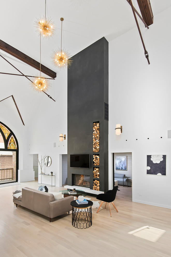 Idées déco pour un salon contemporain avec un mur blanc, parquet clair, une cheminée standard, un téléviseur fixé au mur et un sol marron.