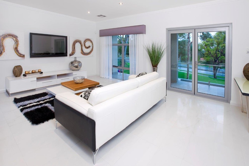 Immagine di un soggiorno minimalista con TV a parete