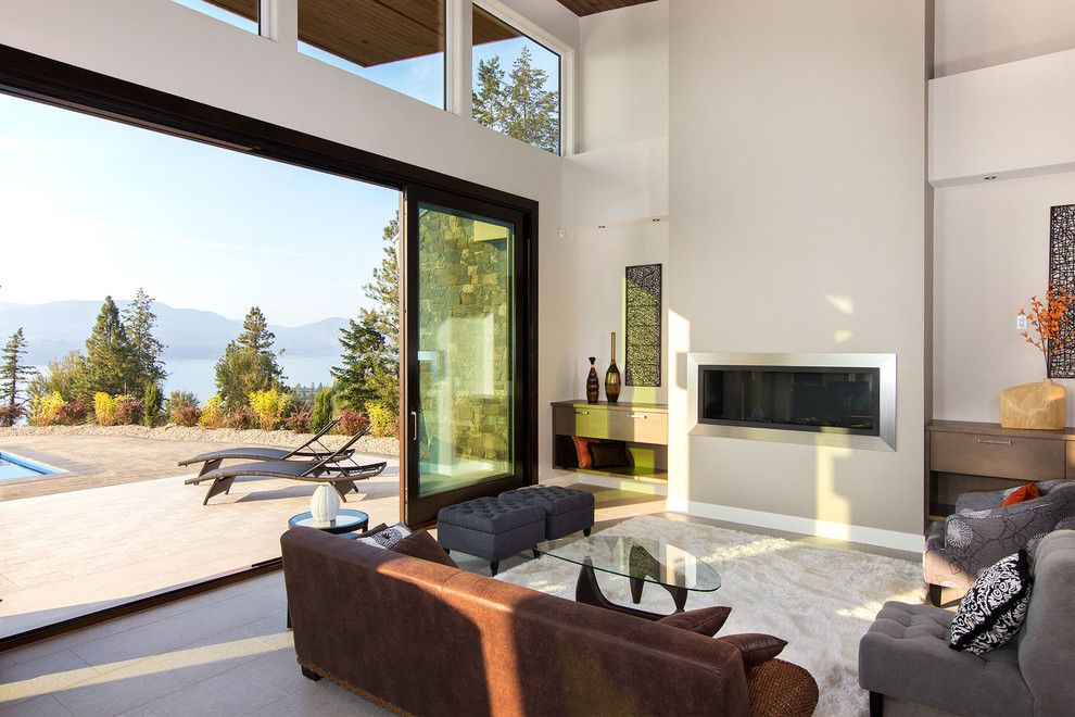 Modernes Wohnzimmer mit beiger Wandfarbe in Vancouver