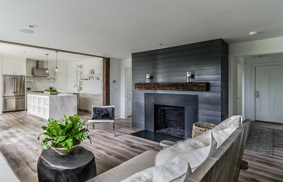 Пример оригинального дизайна: открытая гостиная комната среднего размера в стиле кантри с стандартным камином и серыми стенами