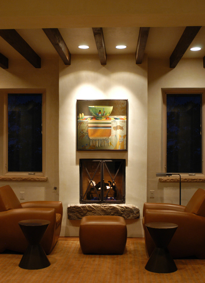 Modelo de salón para visitas abierto de estilo americano de tamaño medio sin televisor con paredes beige, todas las chimeneas y suelo marrón