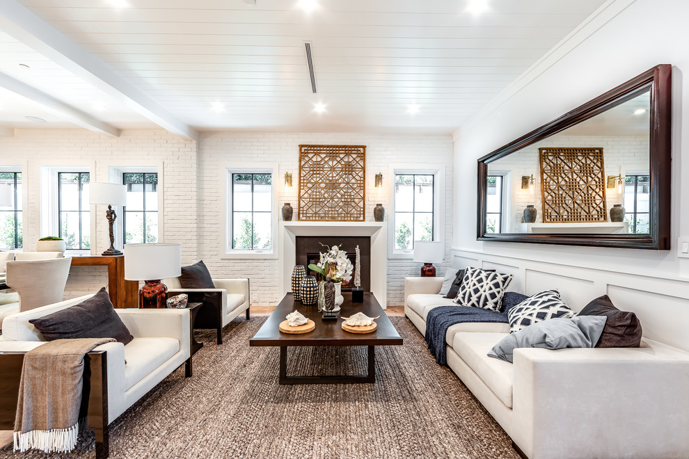 Repräsentatives, Offenes Klassisches Wohnzimmer mit weißer Wandfarbe und Kamin in Los Angeles