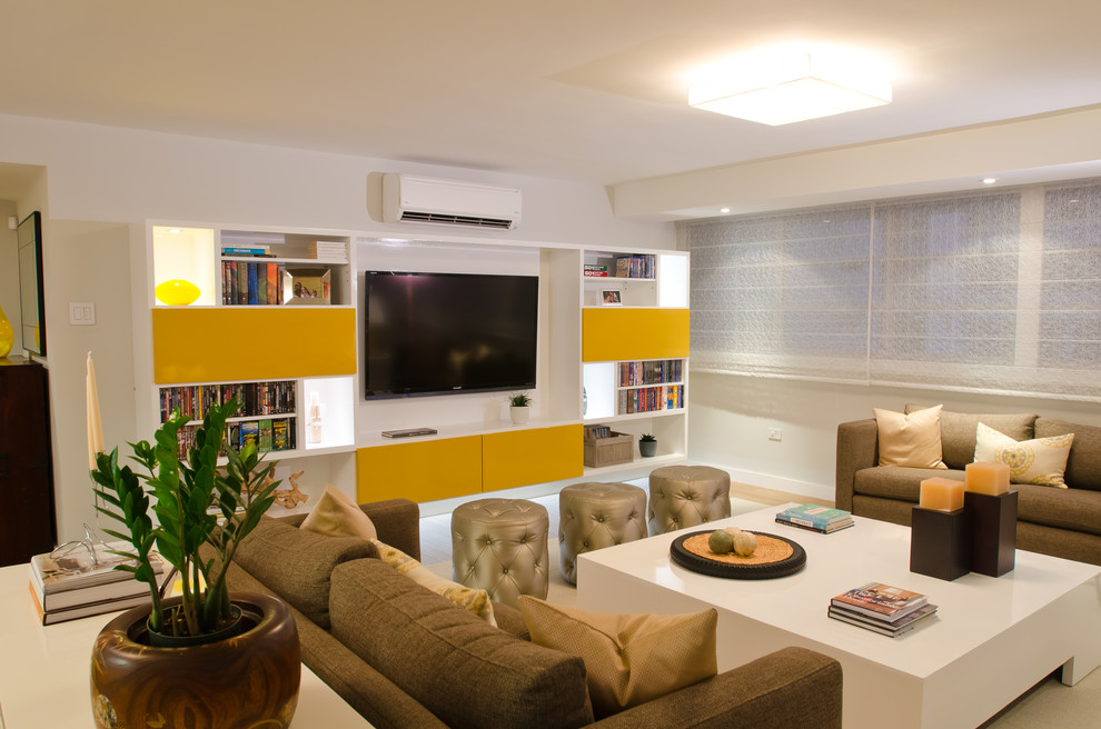 Modern inredning av ett mellanstort allrum med öppen planlösning, med grå väggar och en väggmonterad TV