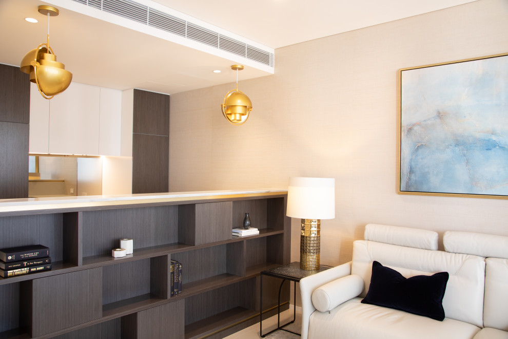Cette image montre un petit salon design ouvert avec un mur blanc, un sol en carrelage de porcelaine, un téléviseur encastré et un sol beige.