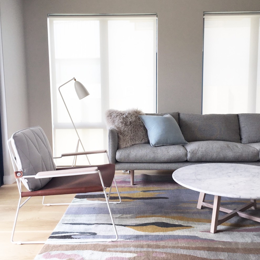Mittelgroßes Modernes Wohnzimmer mit weißer Wandfarbe und hellem Holzboden in Perth