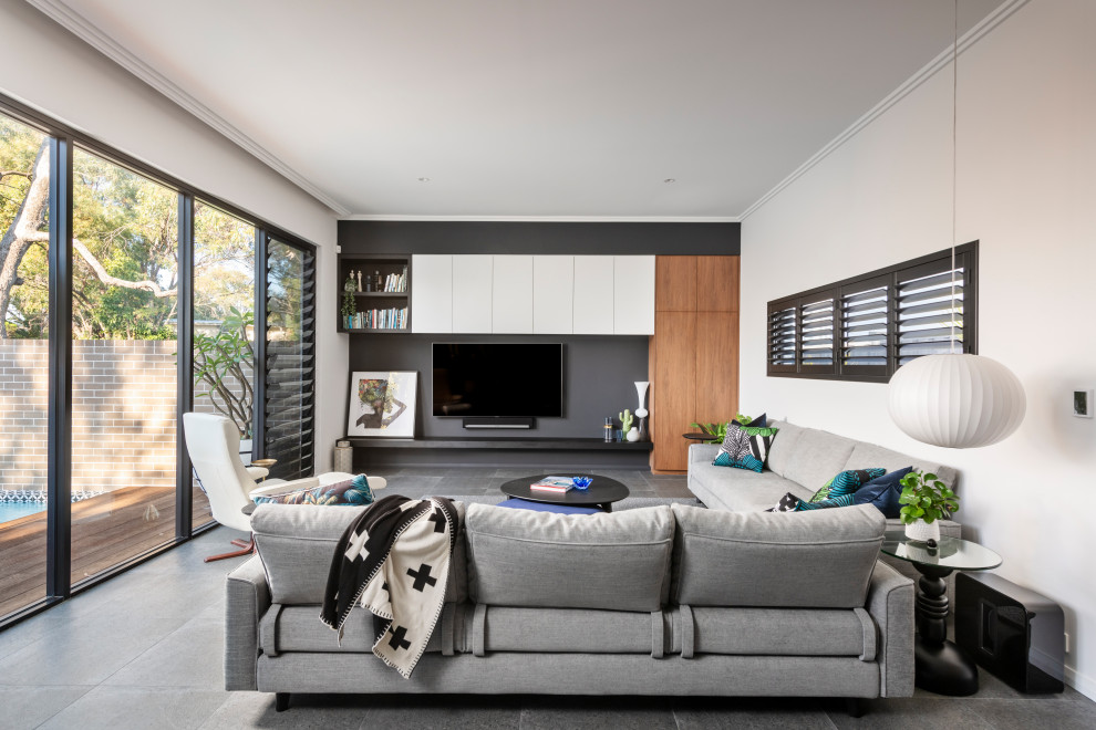 Immagine di un grande soggiorno contemporaneo aperto con pareti bianche, parete attrezzata e pavimento grigio