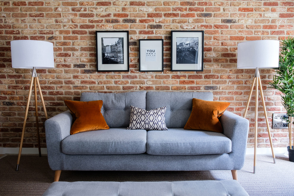 エディンバラにある高級な広いトランジショナルスタイルのおしゃれなLDK (白い壁、テレビなし、無垢フローリング、暖炉なし、ベージュの床) の写真