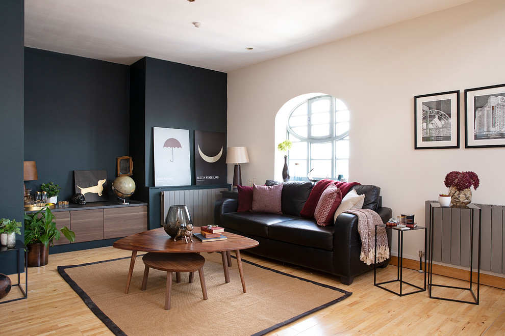 На фото: изолированная, парадная гостиная комната среднего размера в стиле неоклассика (современная классика) с светлым паркетным полом, бежевым полом и бежевыми стенами