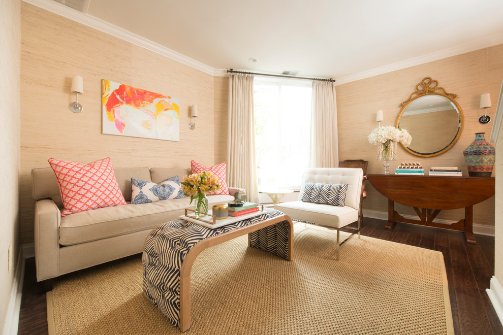 Immagine di un soggiorno tradizionale di medie dimensioni e chiuso con pareti beige, parquet scuro, sala formale, nessun camino, nessuna TV e pavimento marrone