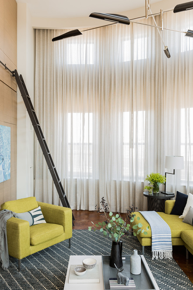 Свежая идея для дизайна: гостиная комната в современном стиле с белыми стенами, бетонным полом и коричневым полом - отличное фото интерьера