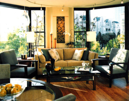 Imagen de salón para visitas abierto asiático de tamaño medio con paredes beige y suelo de bambú