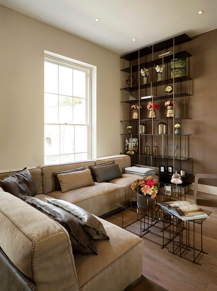 Esempio di un soggiorno minimal con pareti marroni, pavimento in legno massello medio e nessuna TV