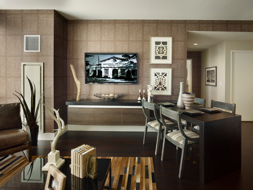 Свежая идея для дизайна: открытая гостиная комната среднего размера в стиле модернизм с коричневыми стенами, темным паркетным полом, телевизором на стене и обоями за телевизором - отличное фото интерьера