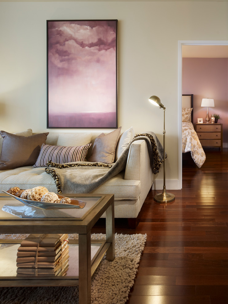 Foto di un piccolo soggiorno minimalista con pareti beige, parquet scuro e nessuna TV