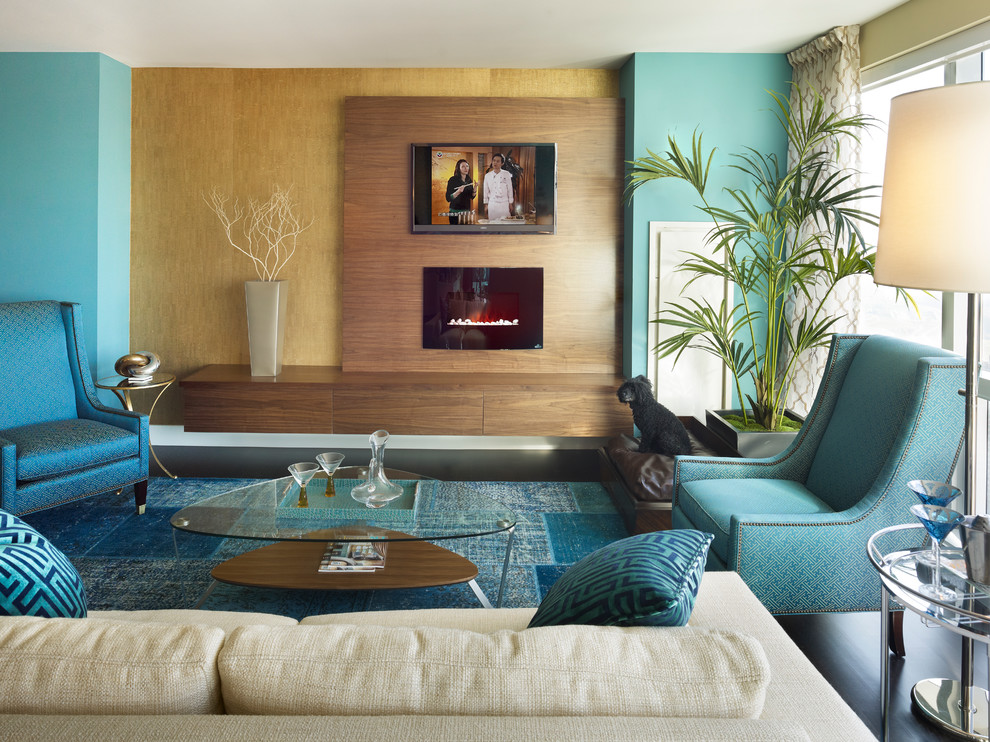 Свежая идея для дизайна: маленькая открытая гостиная комната в стиле модернизм с синими стенами, паркетным полом среднего тона и телевизором на стене для на участке и в саду - отличное фото интерьера