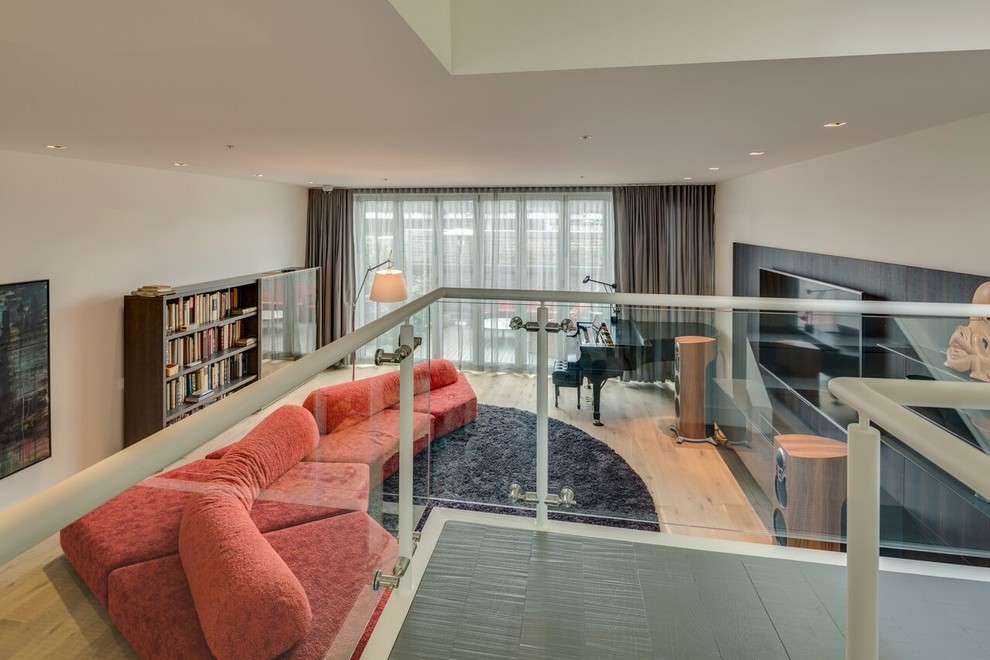 Immagine di un grande soggiorno contemporaneo aperto con pareti beige, parquet chiaro, nessun camino, TV a parete, pavimento marrone e sala formale