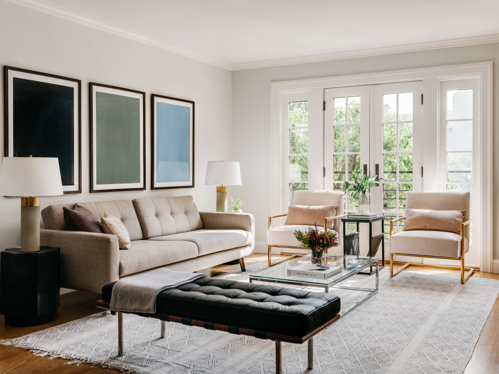 Immagine di un soggiorno classico di medie dimensioni e chiuso con pareti bianche, pavimento in legno massello medio e pavimento marrone