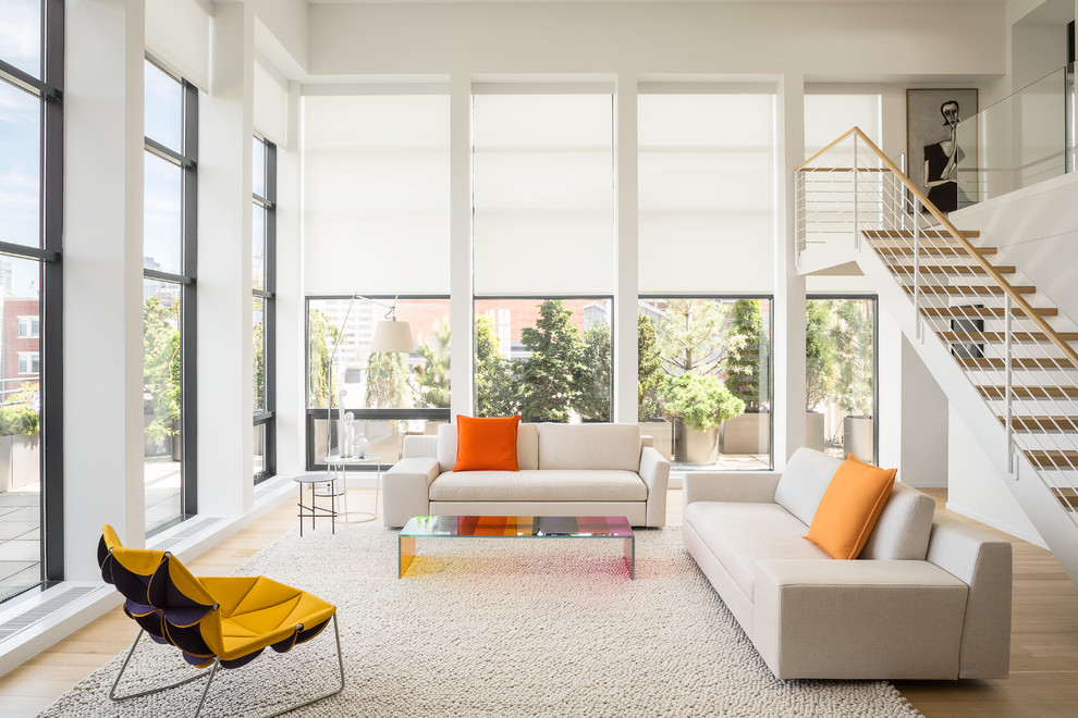 Offenes, Fernseherloses Nordisches Wohnzimmer mit weißer Wandfarbe und hellem Holzboden in Boston