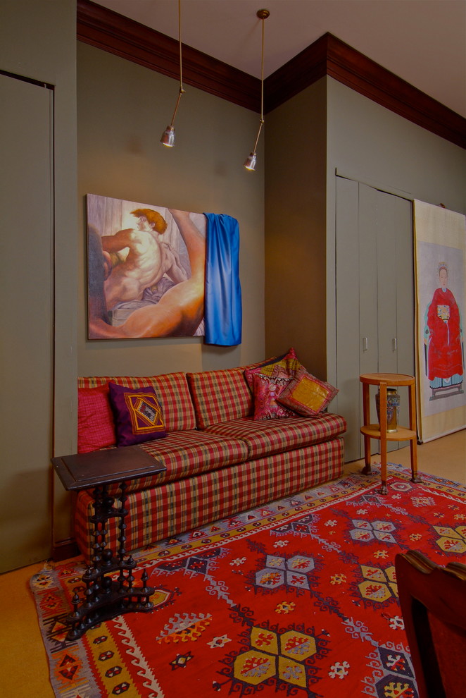 Источник вдохновения для домашнего уюта: парадная, изолированная гостиная комната среднего размера в стиле фьюжн с ковровым покрытием, стандартным камином и фасадом камина из плитки