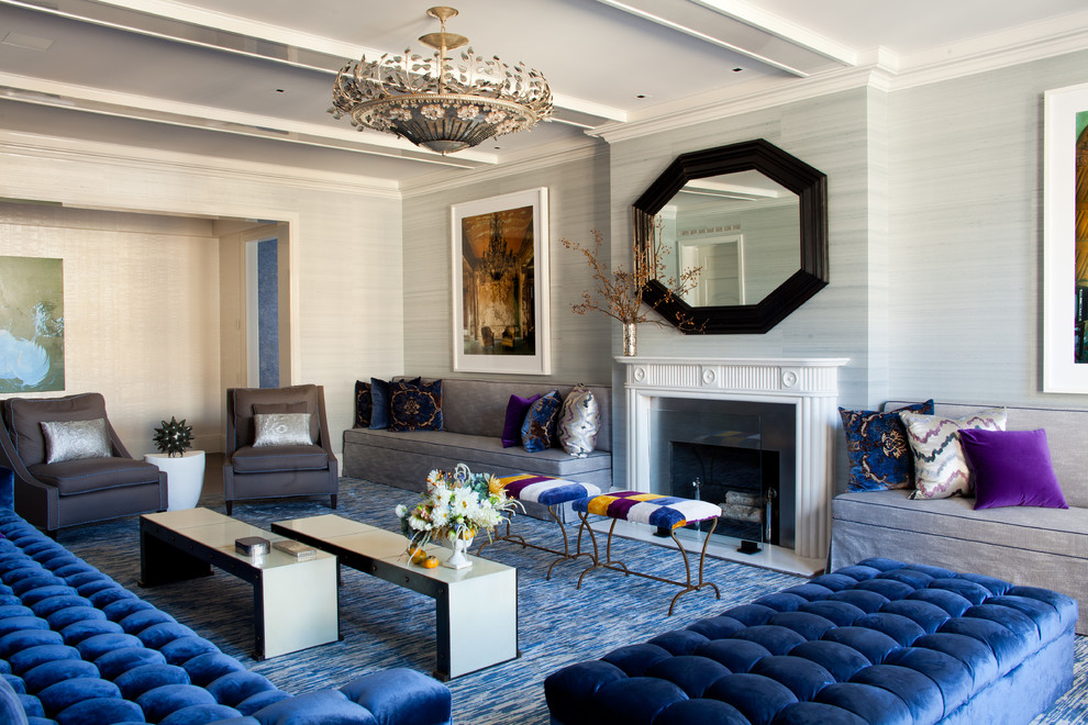 Свежая идея для дизайна: гостиная комната в современном стиле с стандартным камином, серыми стенами и синим диваном - отличное фото интерьера