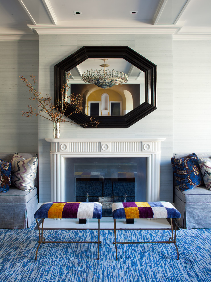 Esempio di un soggiorno contemporaneo con pareti blu e camino classico