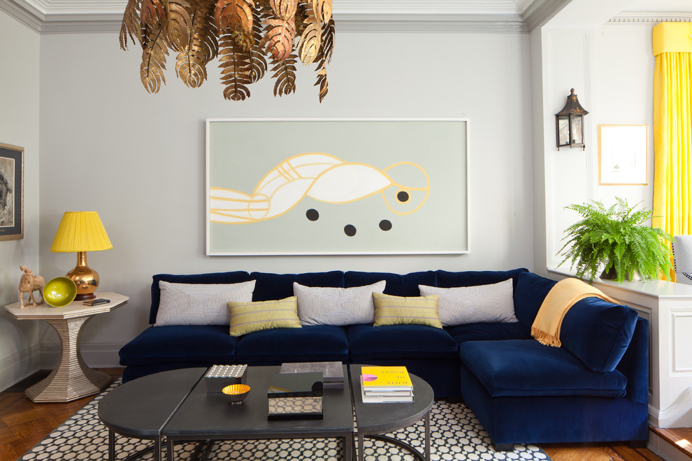 ニューヨークにあるコンテンポラリースタイルのおしゃれなリビング (グレーの壁、青いソファ) の写真