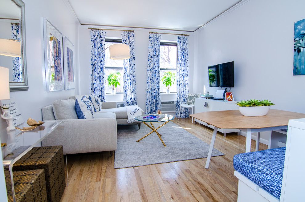 Mittelgroßes, Offenes Klassisches Wohnzimmer mit weißer Wandfarbe, hellem Holzboden und TV-Wand in New York