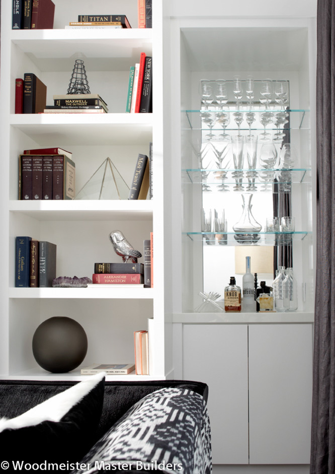 Inspiration pour un petit salon design ouvert avec un mur blanc et parquet foncé.