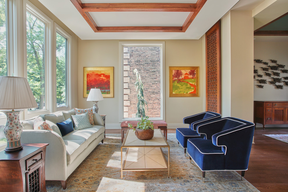 Пример оригинального дизайна: гостиная комната в стиле неоклассика (современная классика) с бежевыми стенами, темным паркетным полом, коричневым полом и балками на потолке