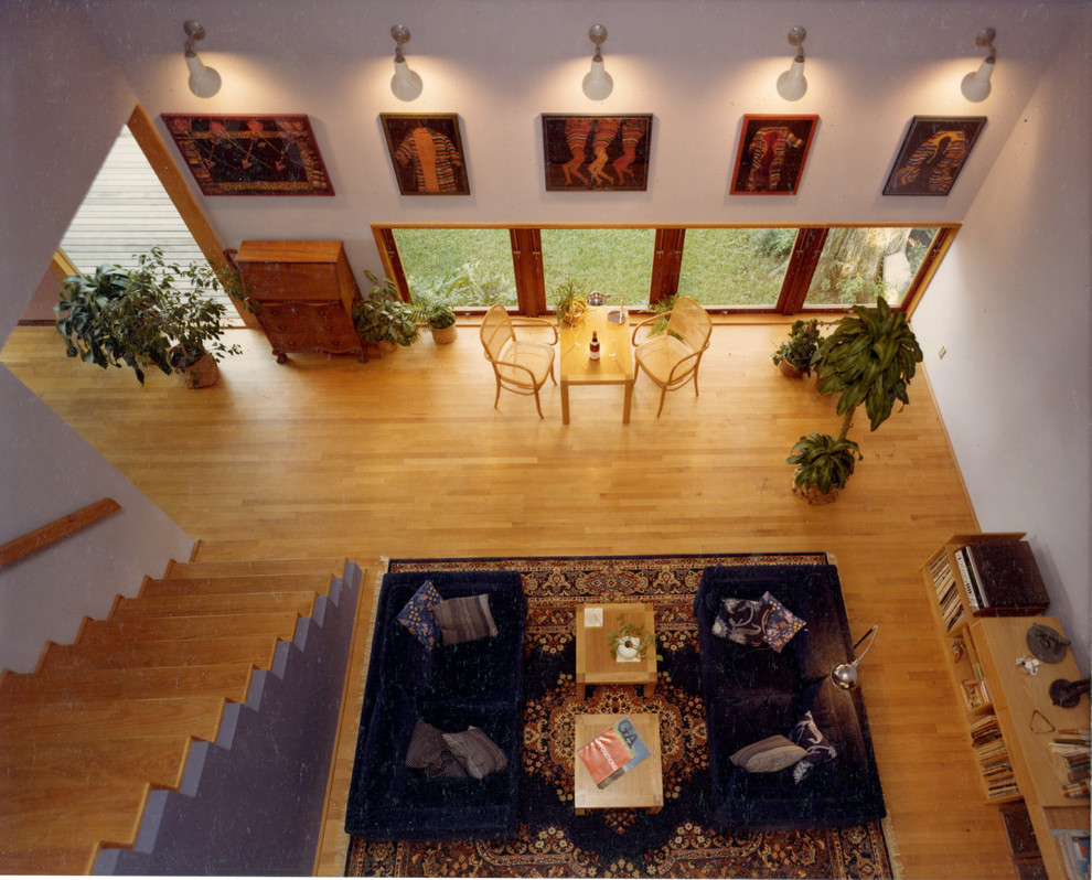 Idéer för mellanstora funkis loftrum, med blå väggar, ljust trägolv och gult golv