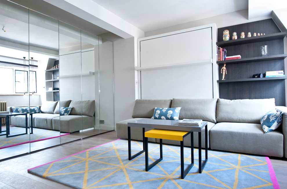 Kleines, Offenes Modernes Wohnzimmer ohne Kamin mit grauer Wandfarbe, hellem Holzboden und TV-Wand in London