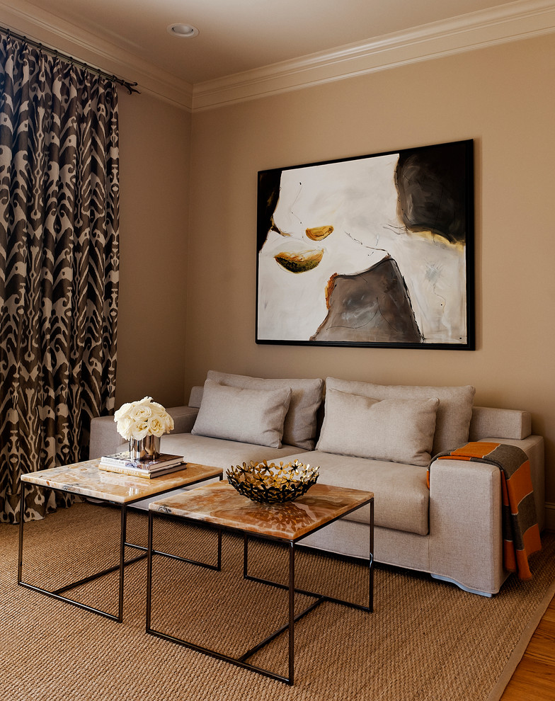Esempio di un soggiorno minimal con pareti beige e pavimento in legno massello medio